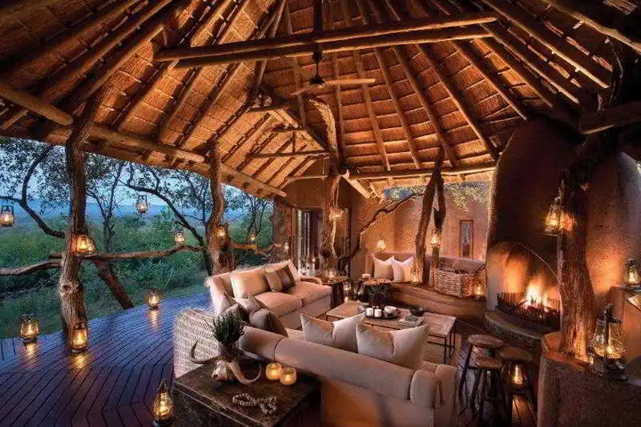 MOLORI SAFARI LODGE