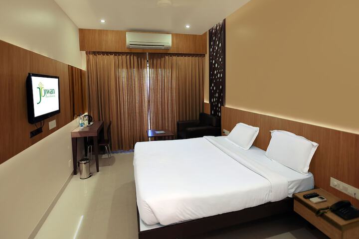 Room 2 of 32