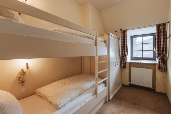 Room 12 of 153
