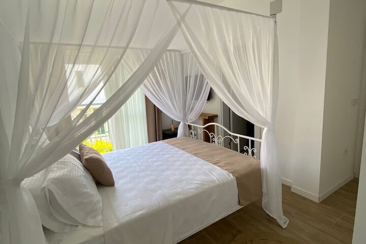 Room 52 of 184