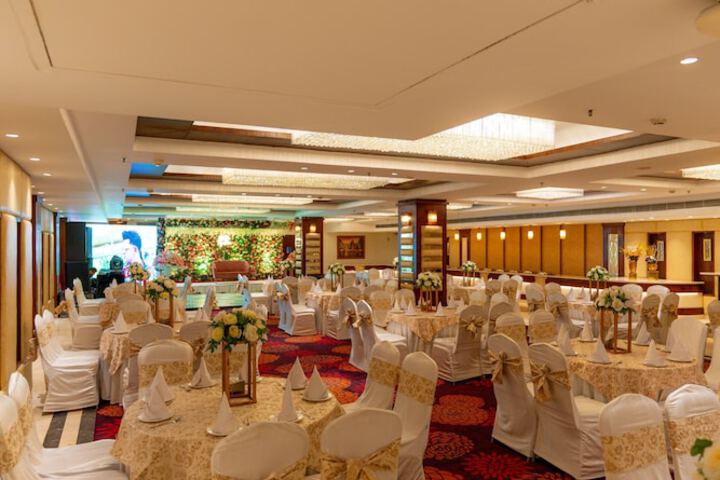 Ballroom/Hall 55 of 74