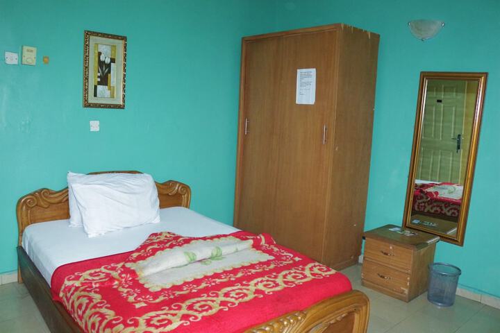 Room 9 of 25