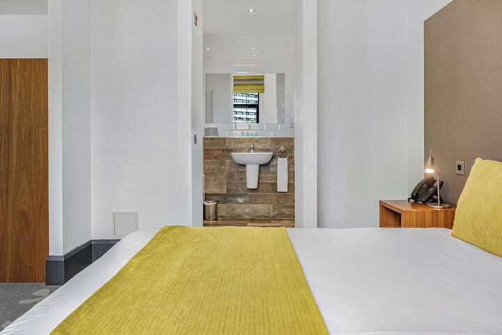 Room 20 of 106