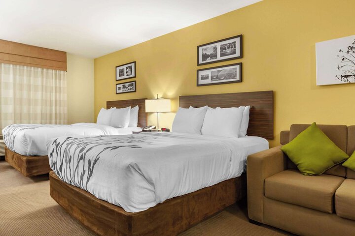 2 Queen Beds (14 of 15)