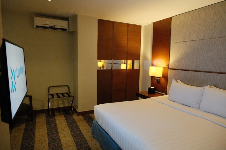 Room 14 of 90