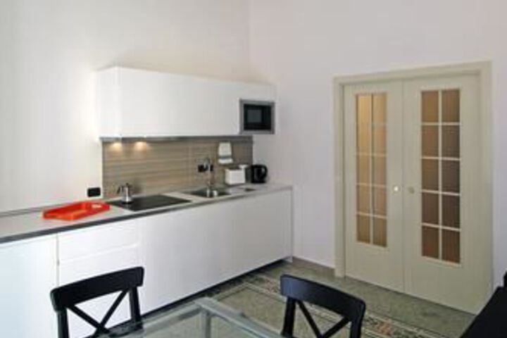 Room 6 of 9