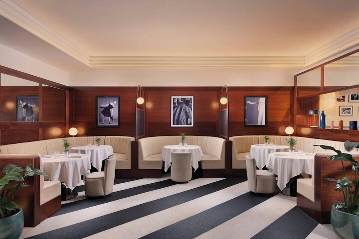 Lounge 76 of 82