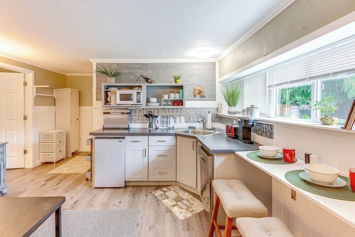 Charming Updated Retreat Walk to Lake Stevens!