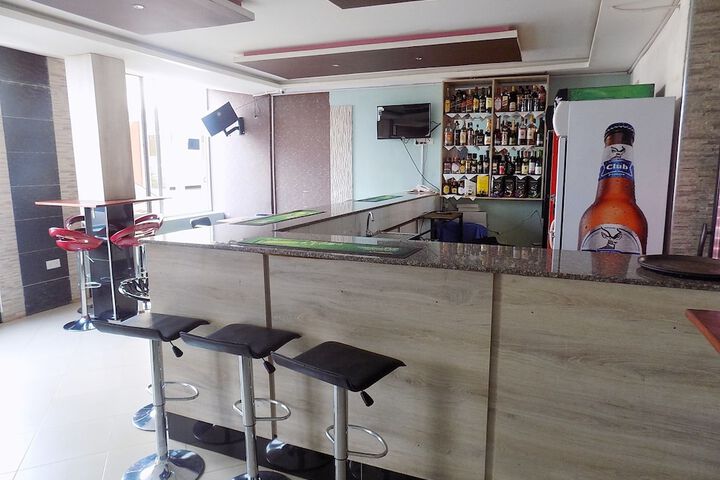 Lounge 29 of 37