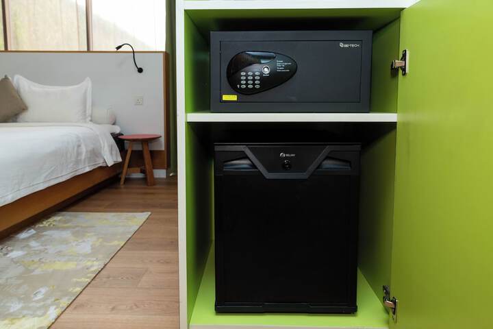Room 9 of 28