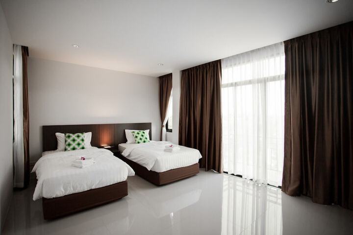 Room 4 of 20