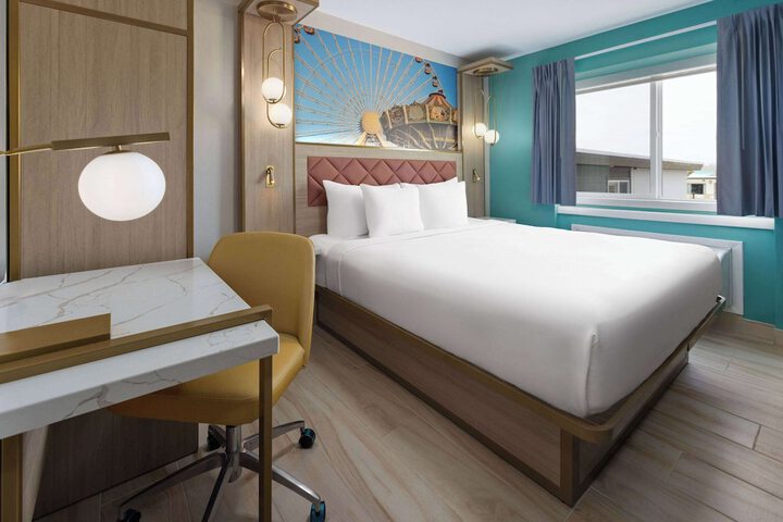1 King Bed Deluxe Room (2 of 5)