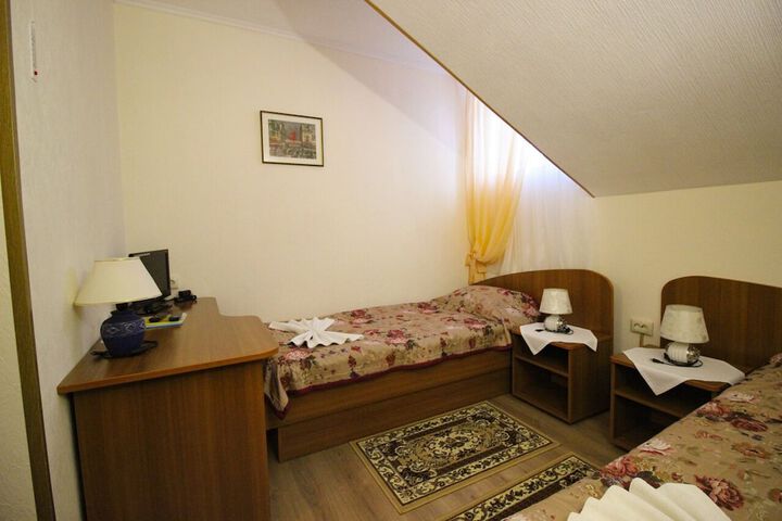Room 12 of 87