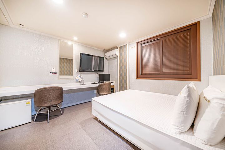 Room 27 of 53