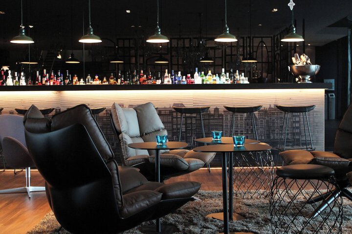 Lounge 23 of 27