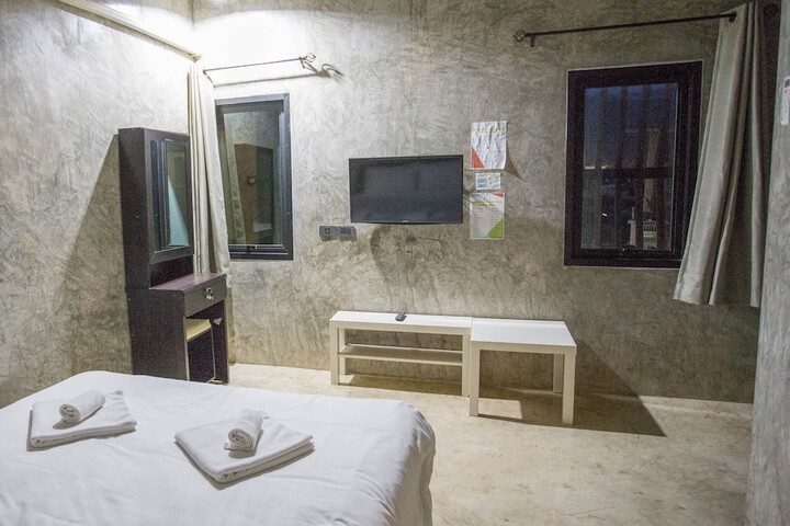 Room 16 of 33