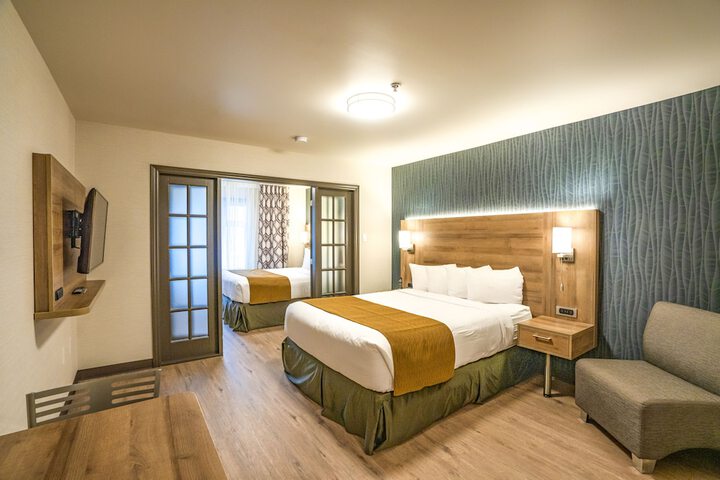 2 Queen Beds Suite (2 of 13)