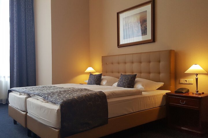 Room 9 of 37
