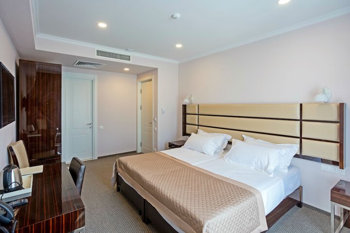 Room 11 of 33