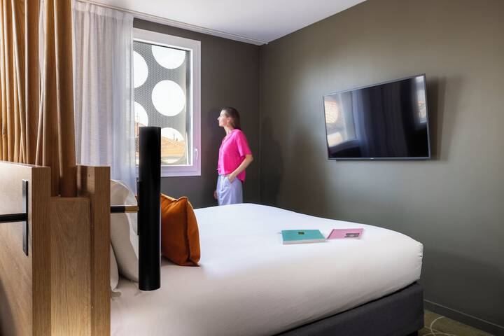 Room 4 of 33