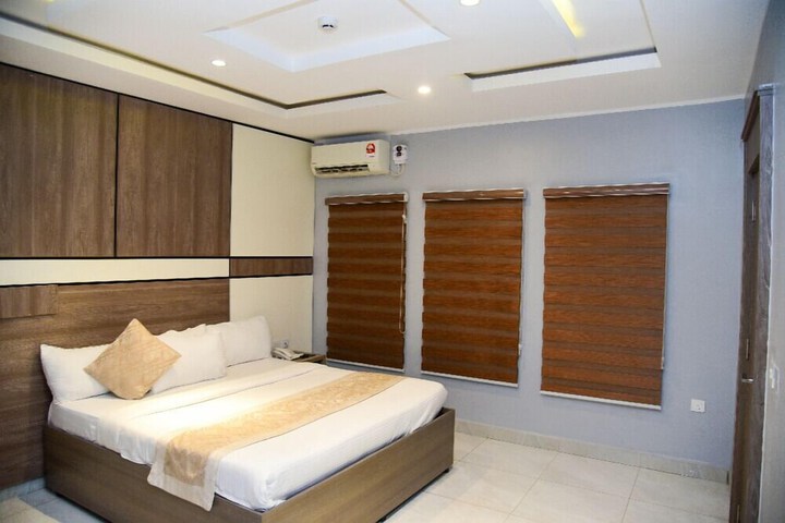 Room 27 of 78