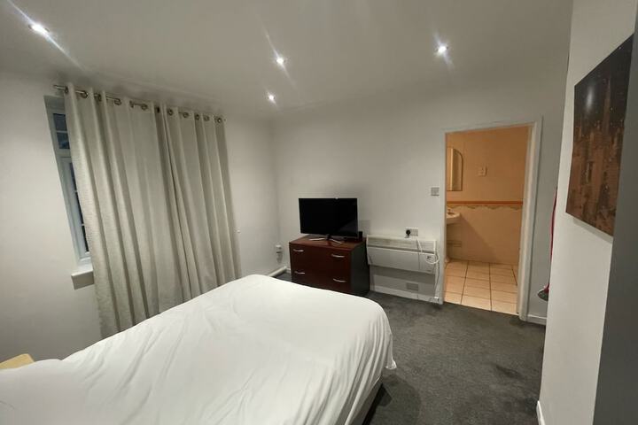 Room 2 of 8