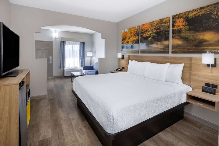 1 King Bed Accessible (3 of 13)