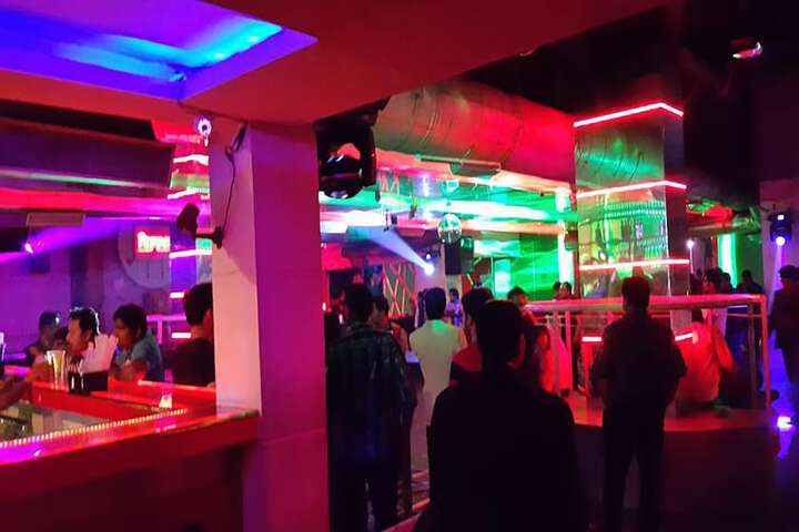 Lounge 16 of 19