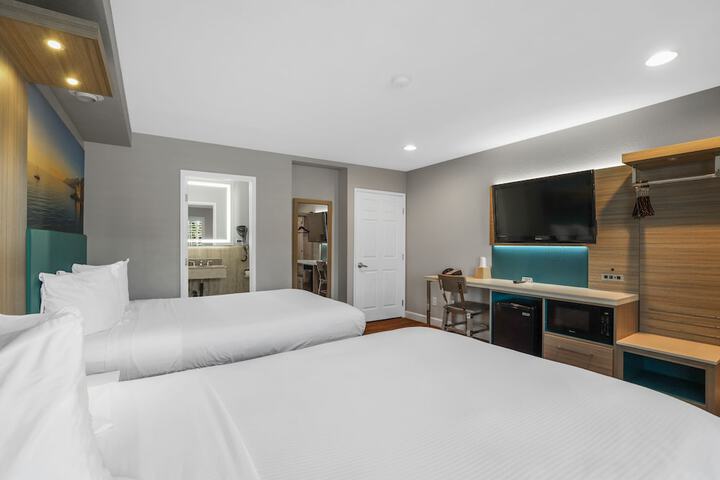 1 Queen Bed (3 of 5)