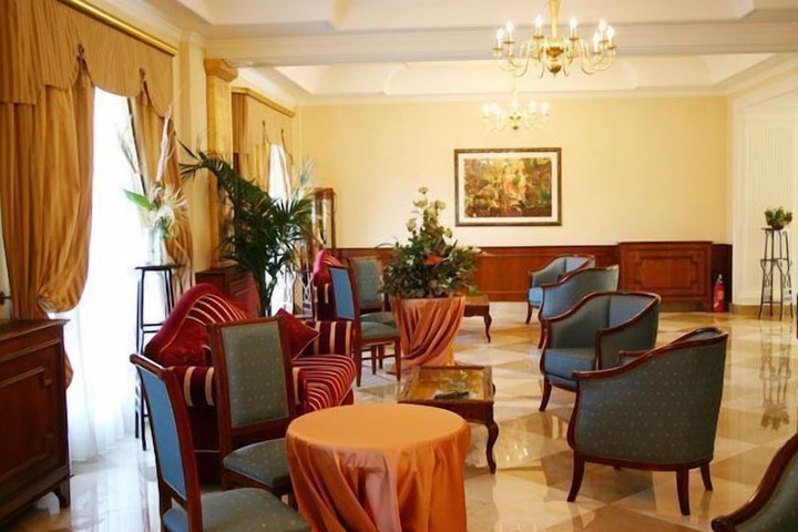 Lounge 42 of 68