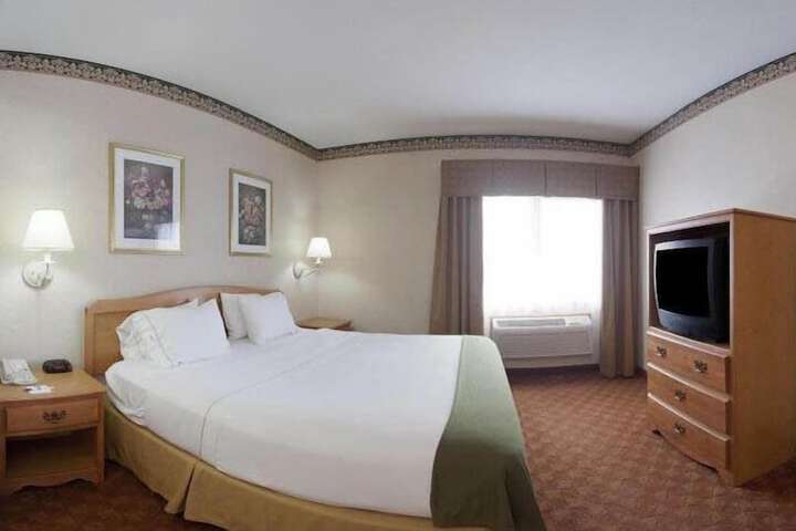 1 King Bed (16 of 17)