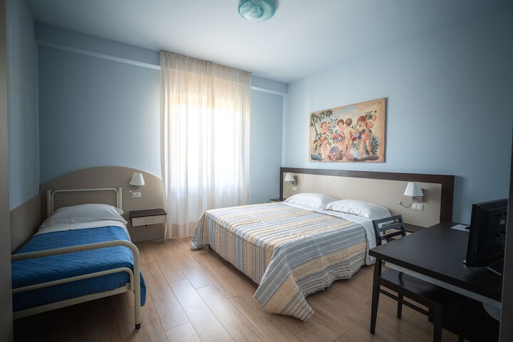 Room 4 of 18
