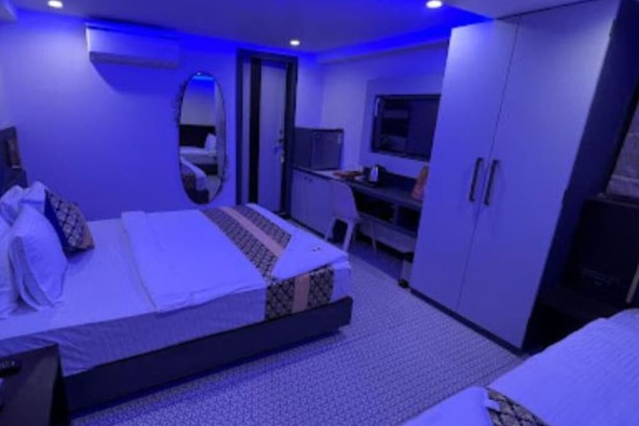 Room 8 of 12