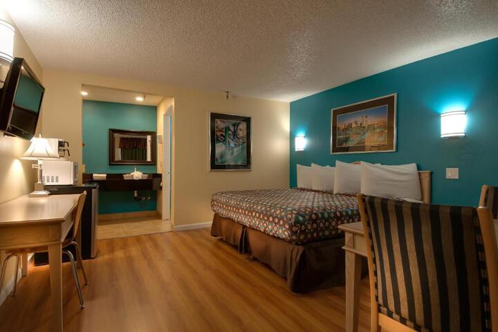 Deluxe Room 1 King Bed (1 of 5)