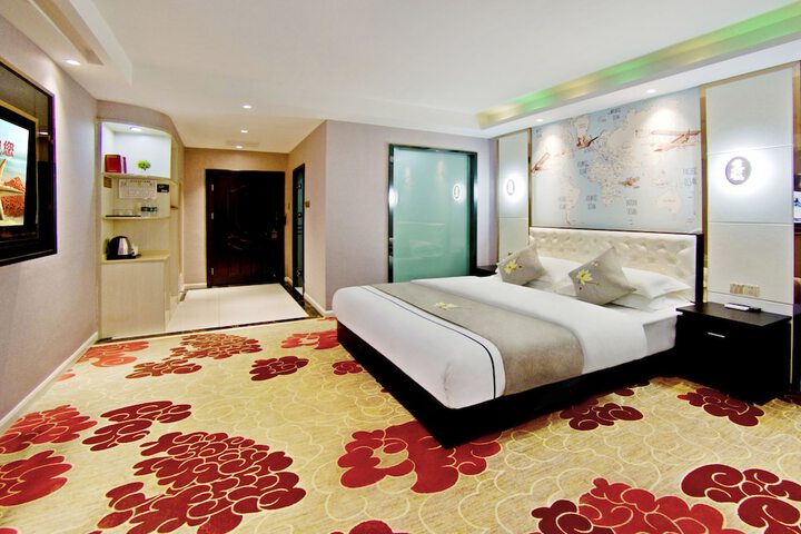Room 6 of 10