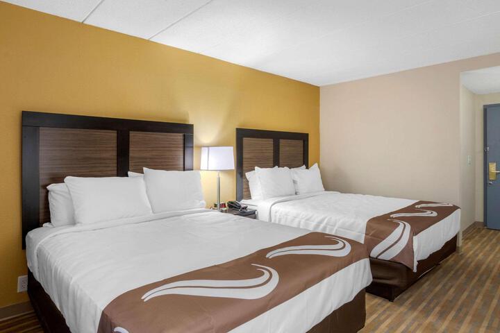 2 Queen Beds (13 of 17)