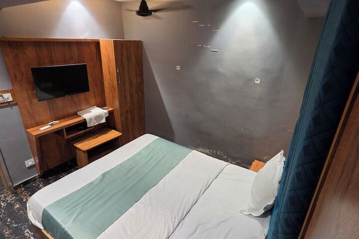 Room 4 of 14