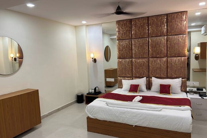 Room 10 of 14