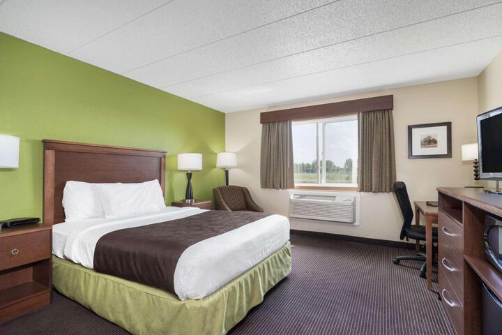 1 Queen Bed Accessible Room (5 of 15)