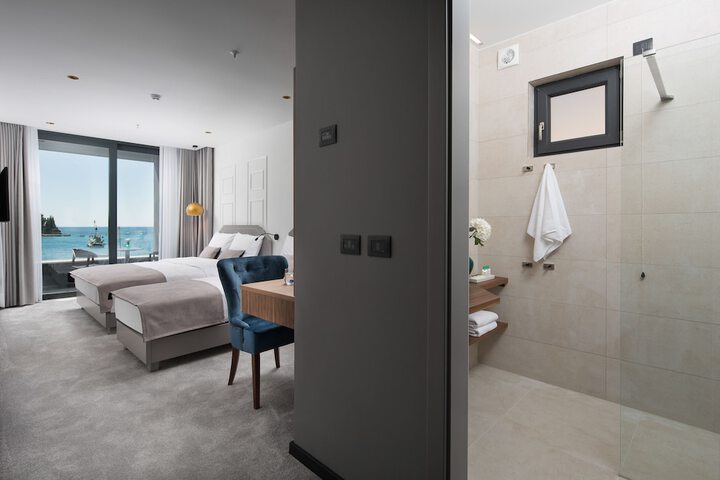 Room 12 of 33