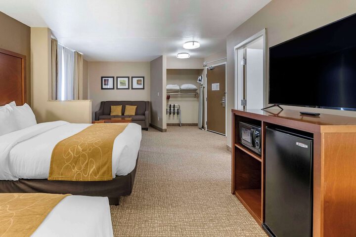 2 Queen Beds Business Room Accessible (7 of 13)