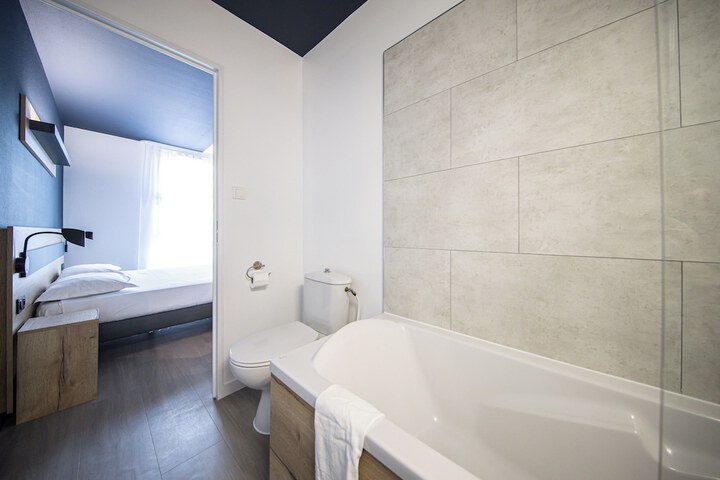 Room 35 of 42