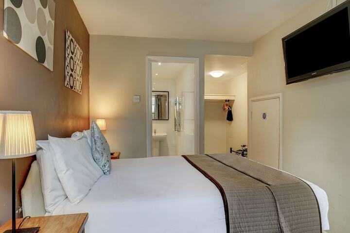 Room 8 of 33