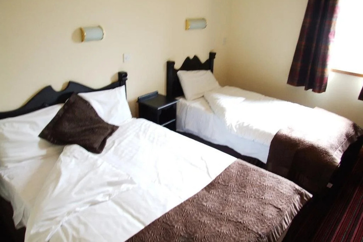 Room 6 of 14