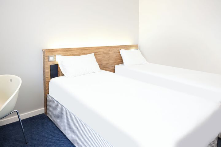 Room 33 of 42