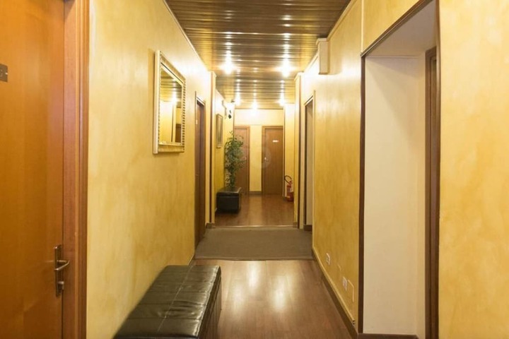Ballroom/Hall 34 of 39