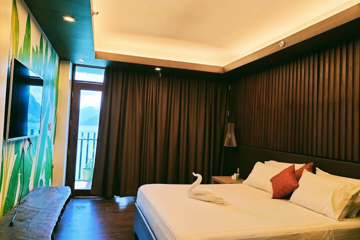Room 27 of 83