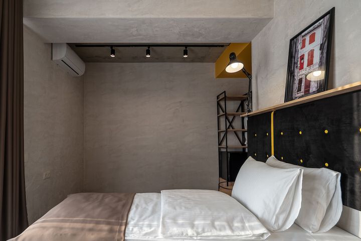 Room 4 of 32