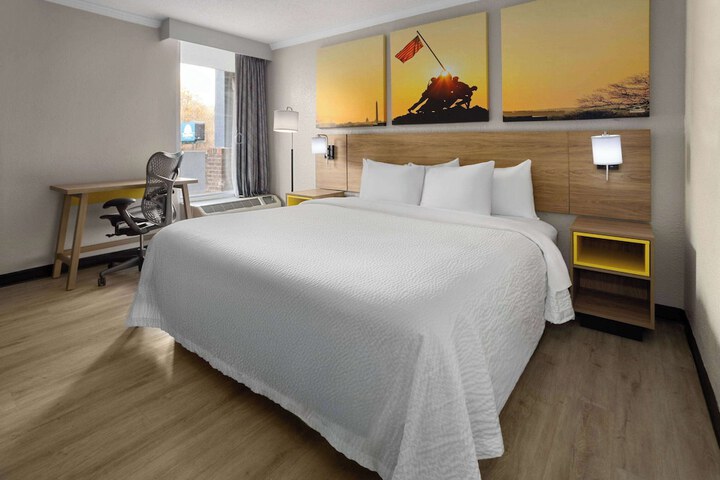 1 King Bed (4 of 31)