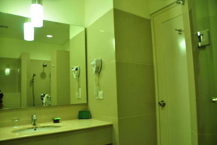 Room 17 of 40